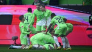 Wolfsburgs Spieler bejubeln den Führungstreffer © picture alliance Foto: Teresa Kroeger