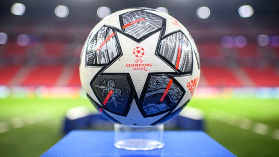Der offizielle Spielball der UEFA Champions League © IMAGO / motivio 