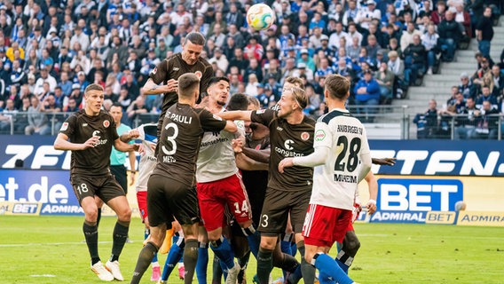 Eckball beim Spiel HSV gegen St. Pauli © picture alliance / Eibner-Pressefoto 