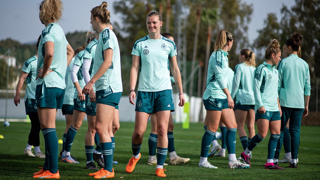 Dfb Frauen Von Marbella Zum Ersten L Nderspiel Des Wm Jahres Ndr De