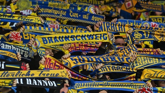Fans von Eintracht Braunschweig © picture alliance / DPA 
