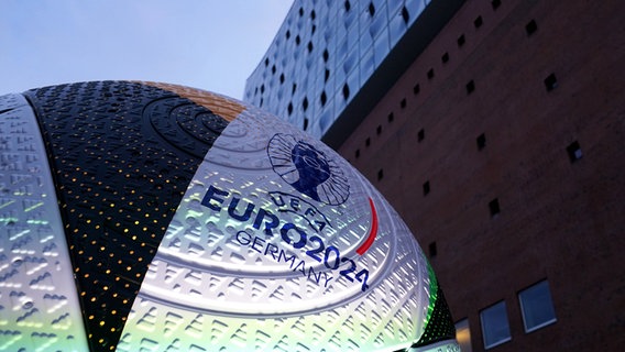 Ein überdimensionaler EM-Ball vor der Elbphilharmonie in Hamburg während der Auslosung. © IMAGO / PA Images 