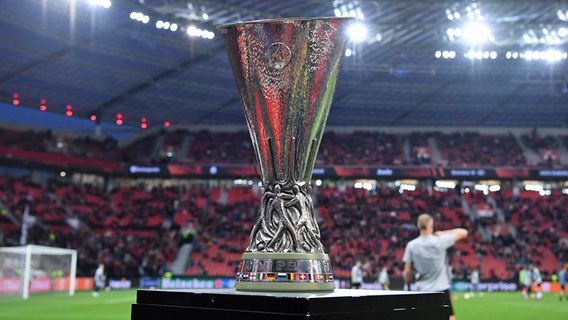 Der Pokal der Europa League © IMAGO / Revierfoto 