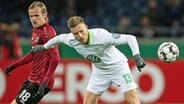 Hannovers Iver Fossum (left) In duel with Yannick Gerhardt of Wolfsburg. © photo alliance / dpa 