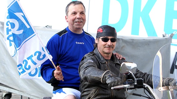 Ex-Hansa-Profi Juri Schlünz (l.) wird mit einer Harley zum Legendenspiel in Rostock gefahren. © fishing4 