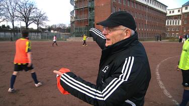 Coach Gerd Mewes beim Training der Eintracht Fuhlsbüttel © NDR 