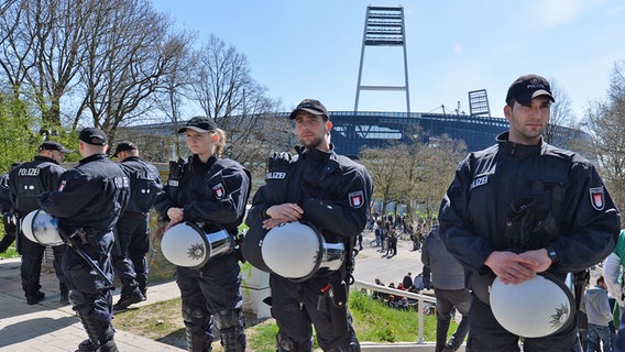Polizisten im Einsatz vor dem Bremer Weserstadion. © picture alliance / dpa Foto: Carmen Jaspersen