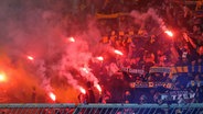 Im Fanblock von Eintracht Braunschweig werden während des Niedersachsenderbys Bengalos gezündet. © IMAGO / regios24 