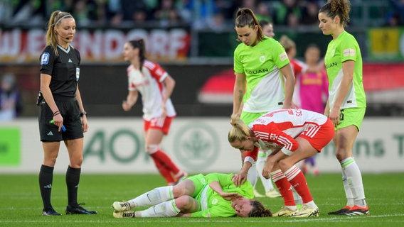 Wolfsburgs Marina Hegering liegt gegen Bayern München am Boden © IMAGO / Passion2Press 