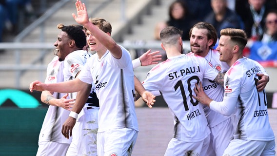 St. Paulis Spieler bejubeln einen Treffer. © Witters/LeonieHorky 