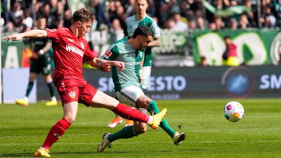 Bremens Leonardo Bittencourt (r.) und Stuttgarts Angelo Stiller kämpfen um den Ball. © Witters/FrankPeters 