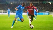 Kevin Akpoguma (Hoffenheim, L.) vs. Linton Maina (Hannover) © witters Photo: FrankPeters