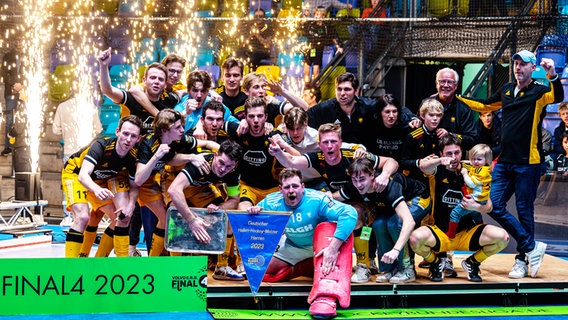 Die Spieler vom Harvestehuder THC feiern die Deutsche Meisterschaft im Hallenhockey. © IMAGO / foto2press 