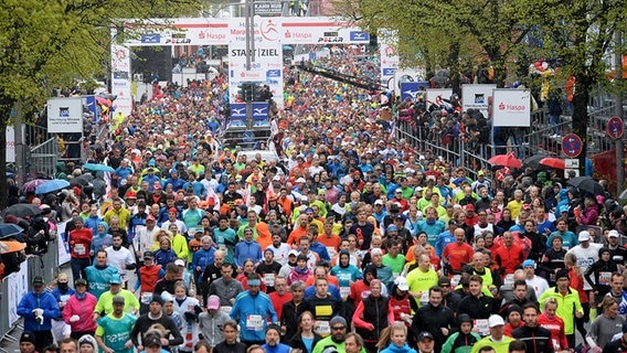 Teilnehmerfeld beim Hamburg-Marathon © dpa Foto: Daniel Reinhardt