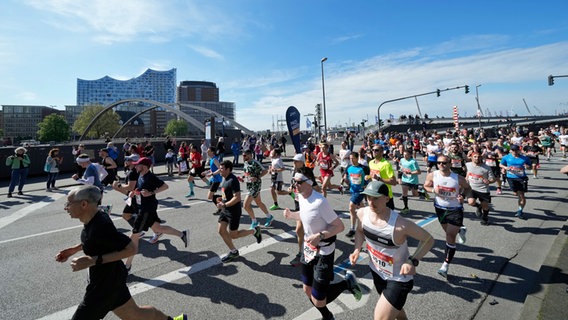 Das Marathon-Feld vor der Elbphilharmonie in Hamburg © Witters 