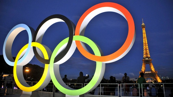 Die olympischen Ringe vor dem Eiffelturm in Paris © picture alliance / abaca | Apaydin Alain/ABACA 