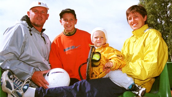 Die Tennis-Familie Zverev 1998: Vater Alexander senior, Mischa, Alexander junior und Mutter Irina (v.l.) © Witters Foto: Wilfried Witters