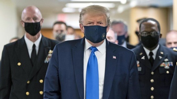 US-Präsident Donald Trump mit Maske © imago images/UPI Photo 