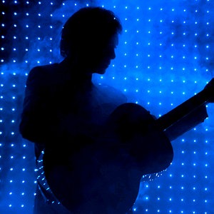 Die Silhouette eines Musikers © picture-alliance/ dpa Foto: Peter Steffen