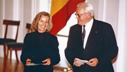 Jil Sander receives Federal Merit Cross from Federal President Roman Herzog. © dpa / picture alliance Photo: Peter Grimm