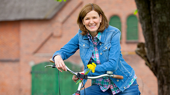 NDR Moderatorin Heike Götz auf ihrem Fahrrad. © NDR Foto: Ingo Wandmacher