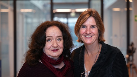 Die Schauspielerin Mechthild Großmann und Moderatorin Ilka Steinhausen stehen lächelnd nebeneinander. © NDR Foto: Frederike Burgdorf