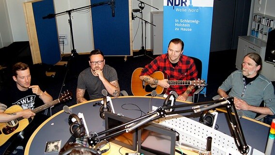 Die Band Aalkreih ist bei NDR 1 Welle Nord im Radiostudio. © NDR Foto: Lornz Lorenzen