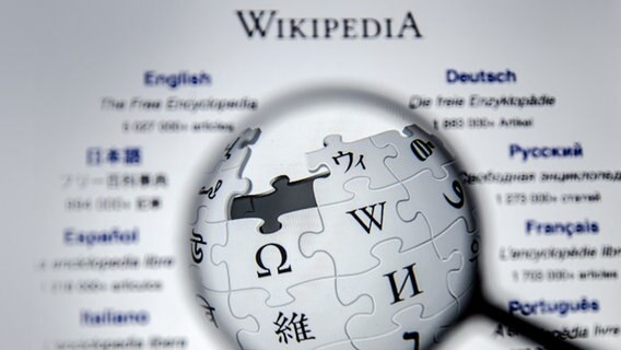 Die Startseite von Wikipedia durch eine Lupe betrachtet © picture alliance / AA Foto: Ali Balikci