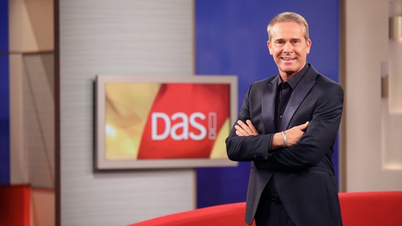DAS!-Moderator Hinnerk Baumgarten vor dem Roten Sofa © NDR 
