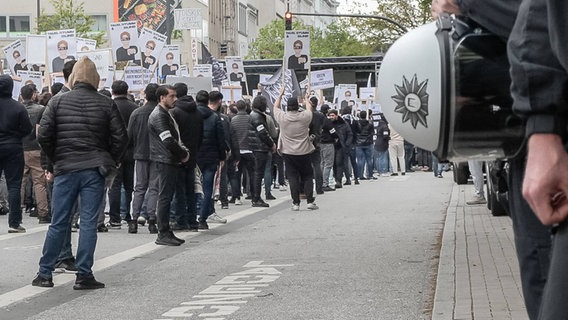 Polizisten stehen neben einer Islamisten-Demo in Hamburg. © IMAGO / Blaulicht News 