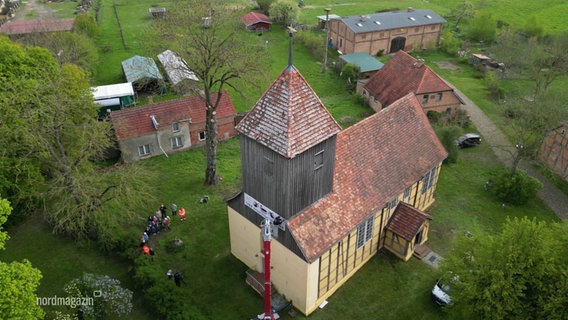 Die Fachwerkkirche in Lärz aus der Vogelperspektive. © Screenshot 