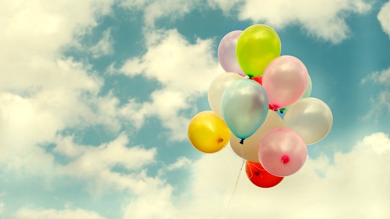 Bunte Luftballons steigen in den Himmel auf © Colourbox Foto: -