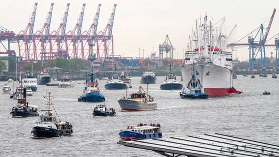 Zahlreiche Schiffe laufen beim Hafengeburtstag 2023 in den Hamburger Hafen ein. © IMAGO / Nikito 