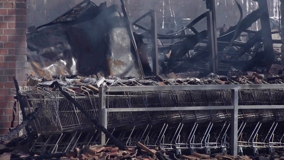Einkaufswagen vor einem ausgebrannten Supermarkt in Gifhorn. © aktuell24 