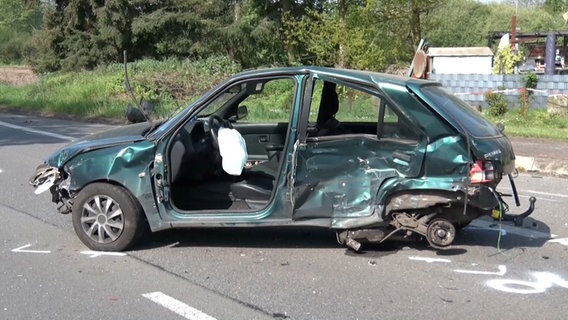 Ein Auto steht nach einem Unfall auf einer Kreuzung in Emsbüren © Nord-West-Media TV 