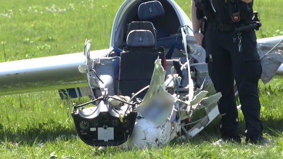 Ein abgestürztes Segelflugzeug und ein Polizist © Nord-West-Media TV 