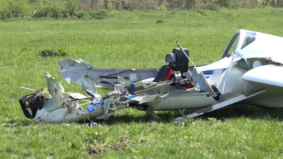 Ein abgestürztes Segelflugzeug in Rhede © Nord-West-Media TV 