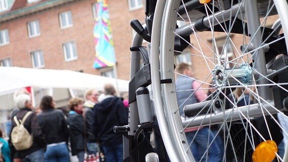 Mit dem Rollstuhl auf dem Internationalen Markt unterwegs © NDR Foto: Maya Bahtijarevic