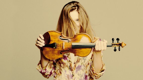 Janine Jansen mit Violine vor dem Körper © Decca Marco Borggreve Foto: Decca Marco Borggreve