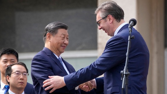 Der chinesische Präsident Xi Jinping (l) schüttelt seinem serbischen Amtskollegen Aleksandar Vucic die Hand im Serbien-Palast in Belgrad. © AP Foto: Darko Bandic