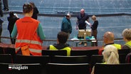 Ein Blick aus den Rängen die Bühne des Opernhauses Kiel wo Vorbereitungen für ein Stück getroffen werden. © Screenshot 