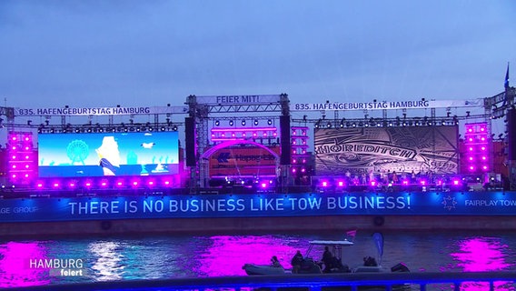 Die schwimmmende Bühne beim Hamburger Hafengeburtstag. © Screenshot 