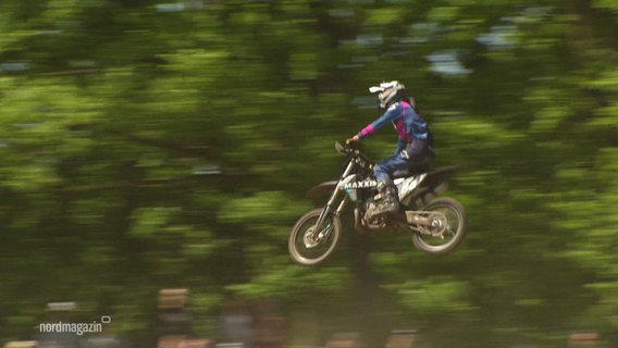 Ein Motocrossfahrer fliegt mit seinem Gefährt durch die Luft. © Screenshot 