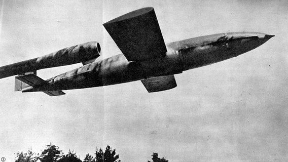 Eine deutsche V1-Bombe fliegt 1944 Richtung London. © picture-alliance/United Archives/TopFoto 