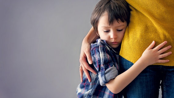 Ängstliches Kind umarmt seine Mutter © fotolia Foto: Tomsickova
