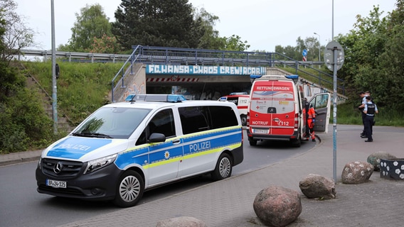Ein Polizei- und Rettungswagen vor der S-Bahn-Haltestelle Lütten Klein in Rostock. © Stefan Tretropp Foto: Stefan Tretropp