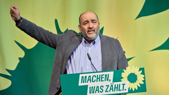 Omid Nouripour (Bündnis 90/Die Grünen), Bundesvorsitzender, spricht während der Landesmitgliederversammlung der Grünen Hamburg auf der Bühne. © picture alliance/dpa Foto: Georg Wendt