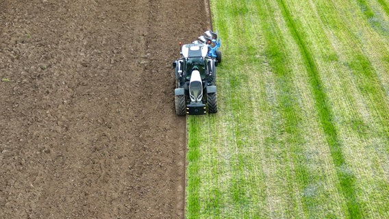 Ein Landwirt fährt mit einem Traktor zur frühjährlichen Bodenbearbeitung auf einem Feld © picture alliance/dpa Foto: Bernd Weißbrod