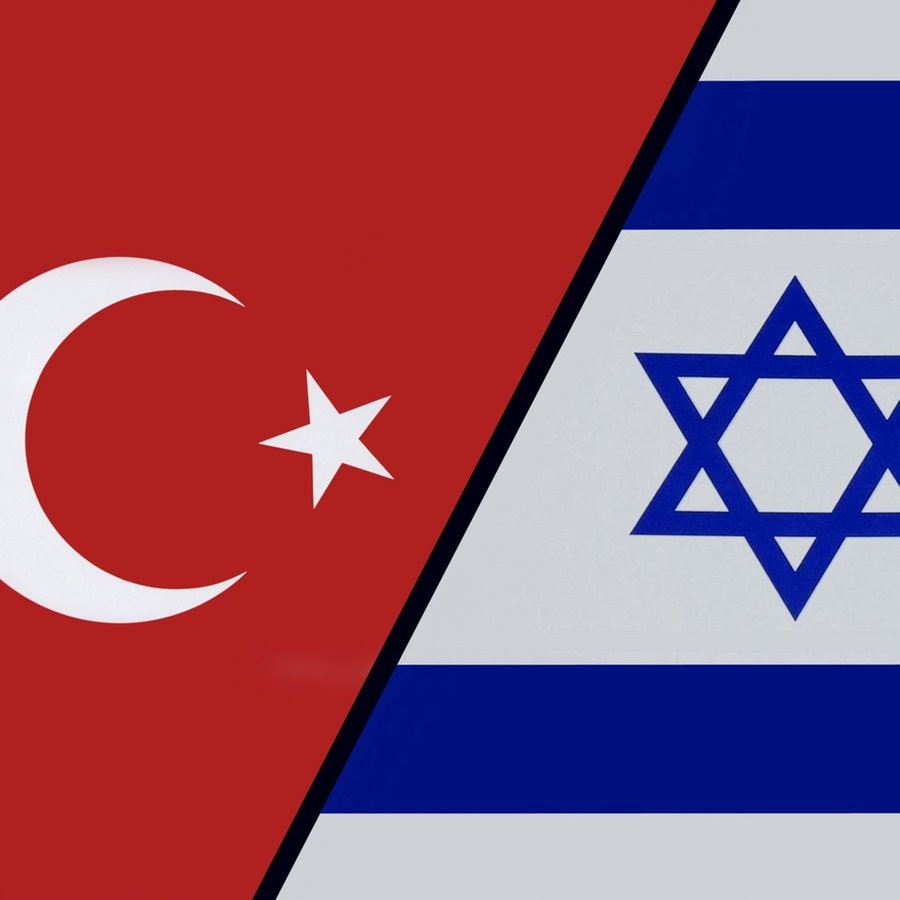 Zwei Flaggen der Tuerkei und von Israel liegen nebeneinander. © picture alliance / ZB | Sascha Steinach Foto: Sascha Steinach