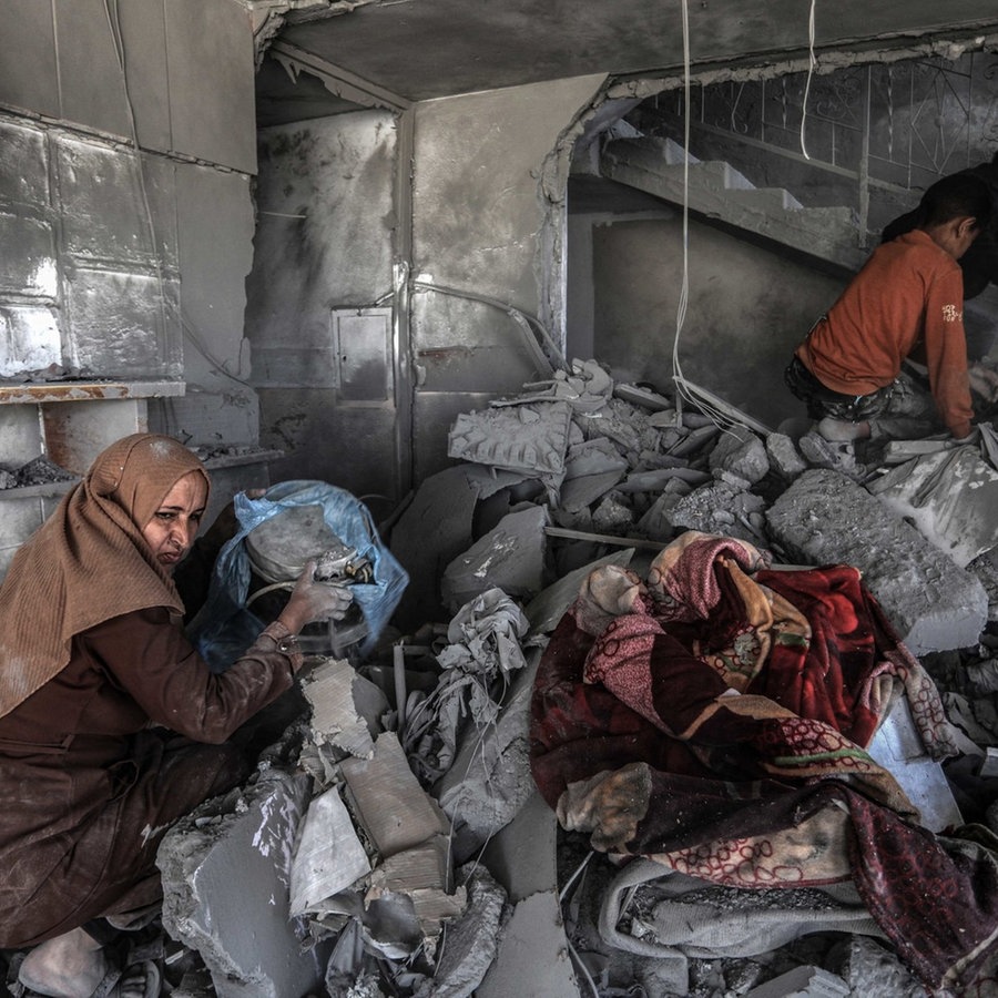 Palästinenser in einem zerstörten Haus in Rafah nach einem israelischen Luftangriff © Abed Rahim Khatib/dpa Foto: Abed Rahim Khatib/dpa
